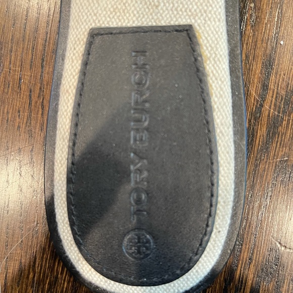 NEW Tory Burch flat sandals. Size 9.5. - Picture 3 of 4